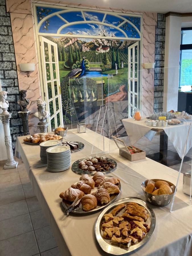 Hotel Ristorante Scoiattolo Sporminore Bagian luar foto