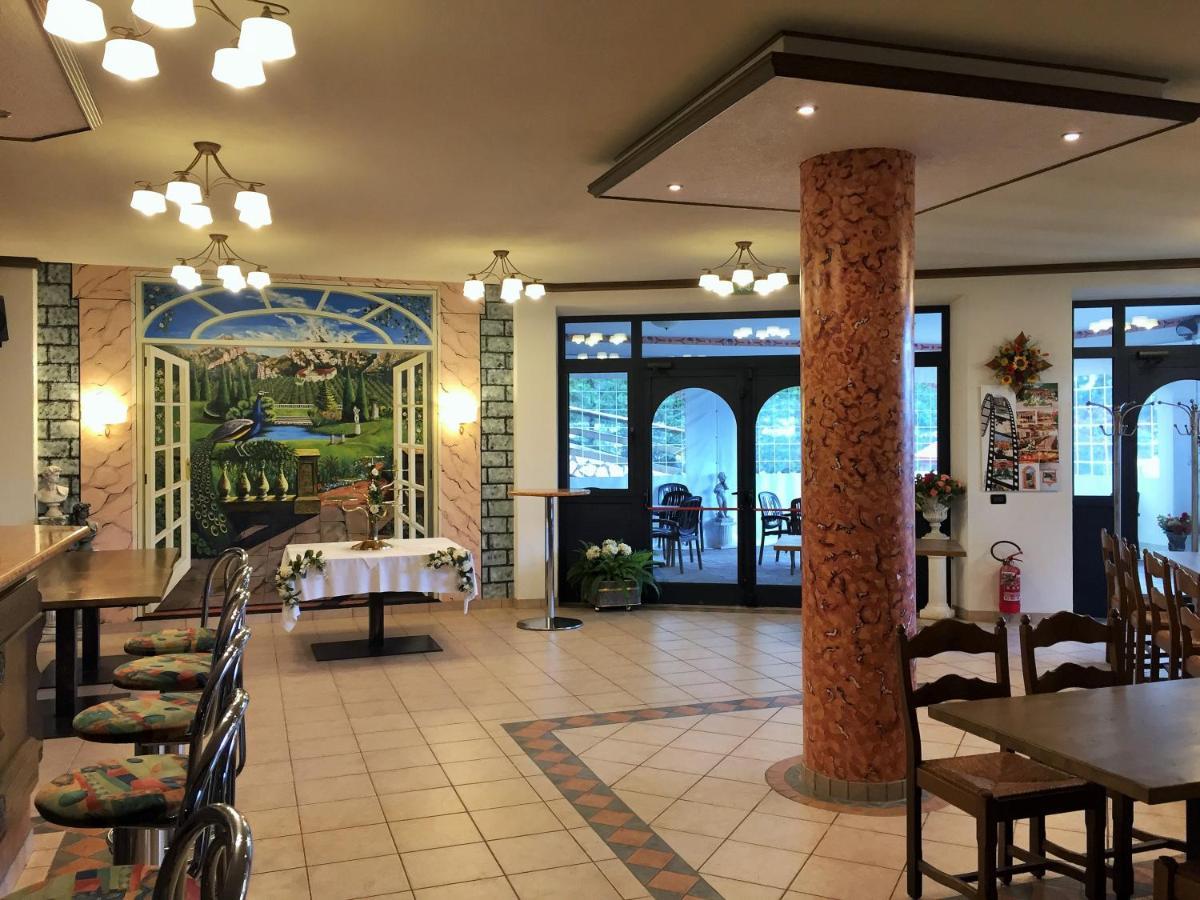 Hotel Ristorante Scoiattolo Sporminore Bagian luar foto