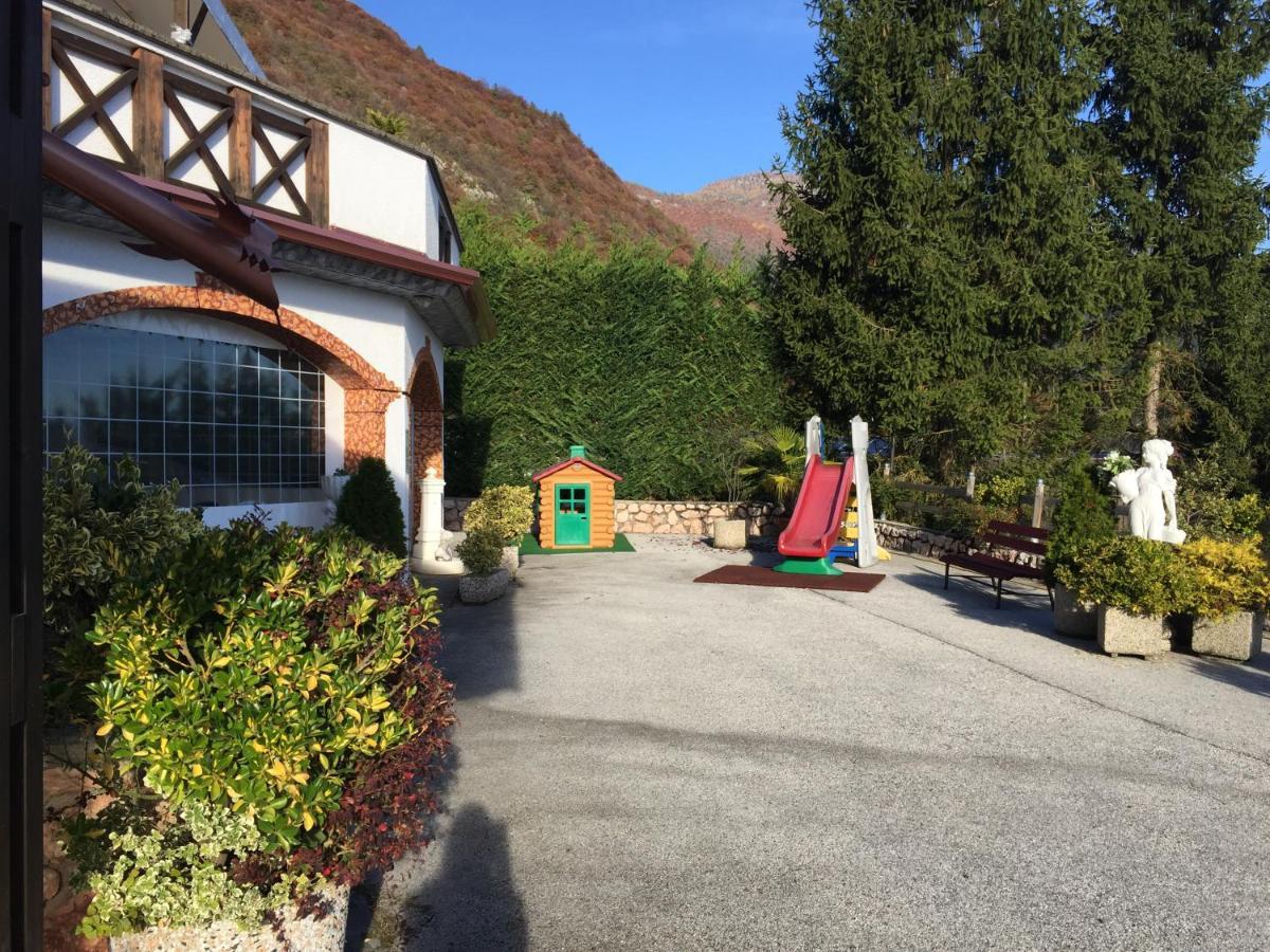 Hotel Ristorante Scoiattolo Sporminore Bagian luar foto