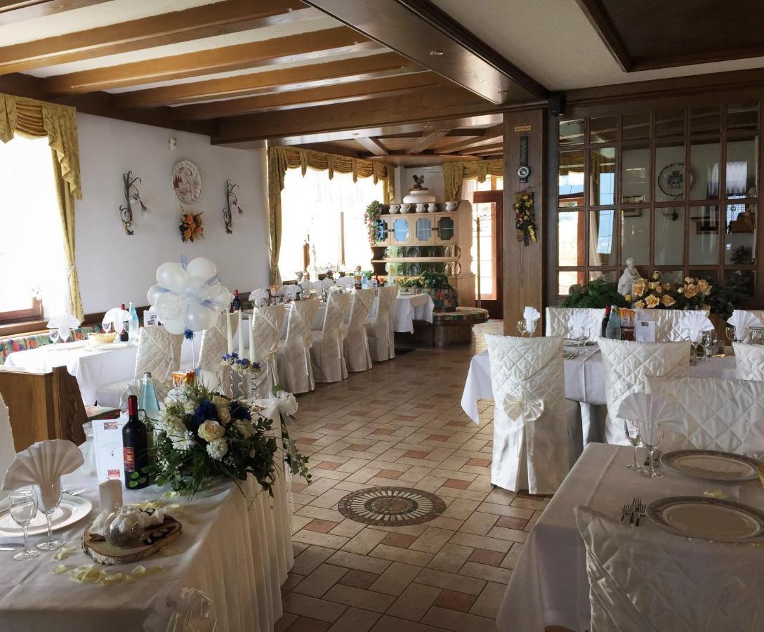 Hotel Ristorante Scoiattolo Sporminore Bagian luar foto
